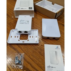 AP Ubiquiti de Pared, Wi-Fi 5 802.11 a/b/g/n/r/k/v/ac, Dual Band, 48v PoE+ In, 1 Puerto Rj45 Gb, 1 PoE Out 802.3af/at. Gtia:10d