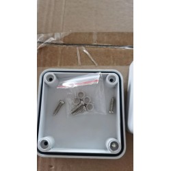 Caja Plástica NEMA IP65, Blanco, Sello de Goma, 4 Tornillos. 75x75x50mm